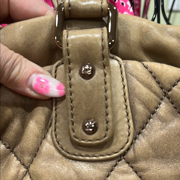 CHANEL Tan Quilted Tote Bag with Luxurious Design - Picture 3 of 8